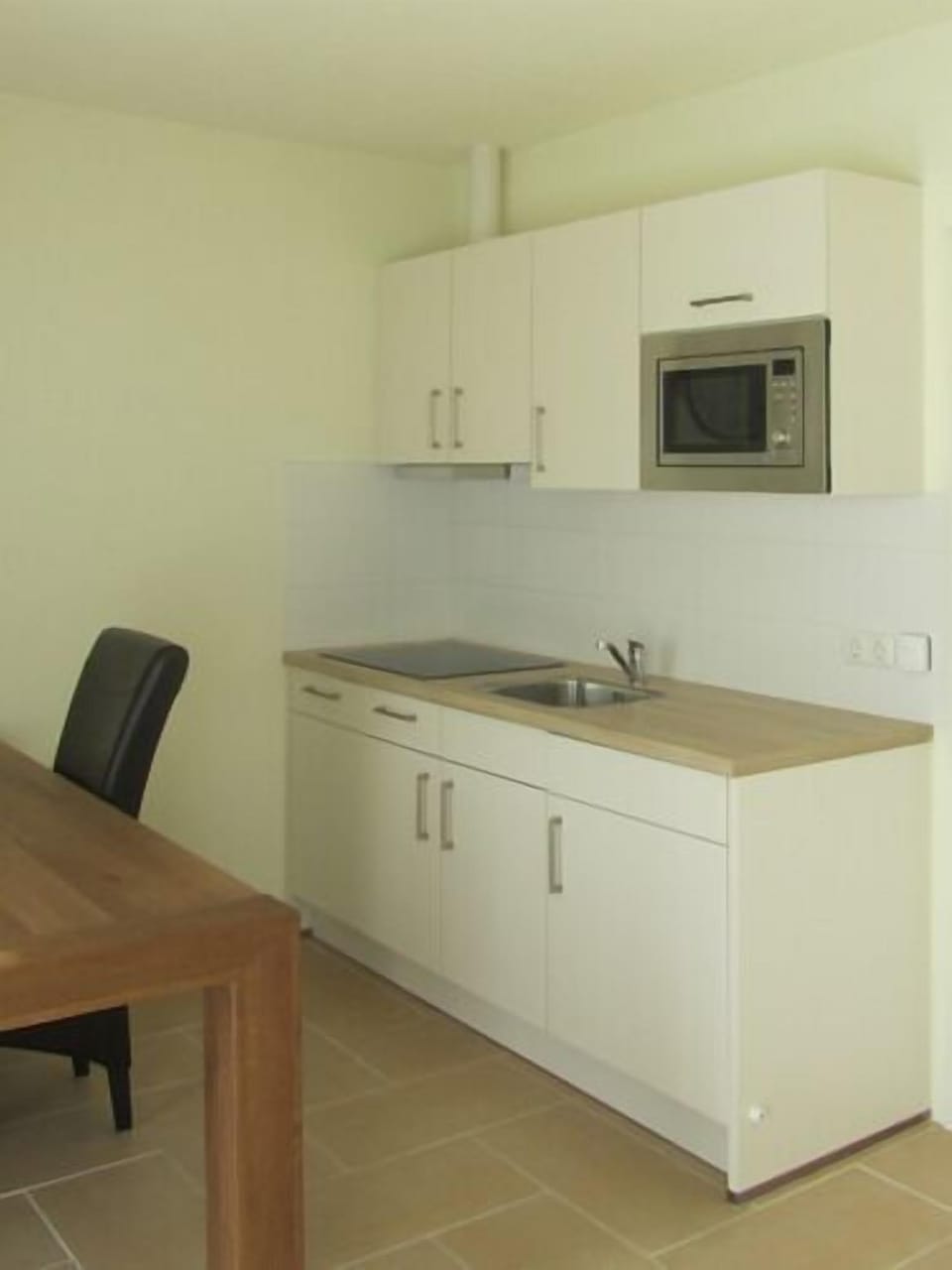 Full-size fridge, microwave, oven, stovetop