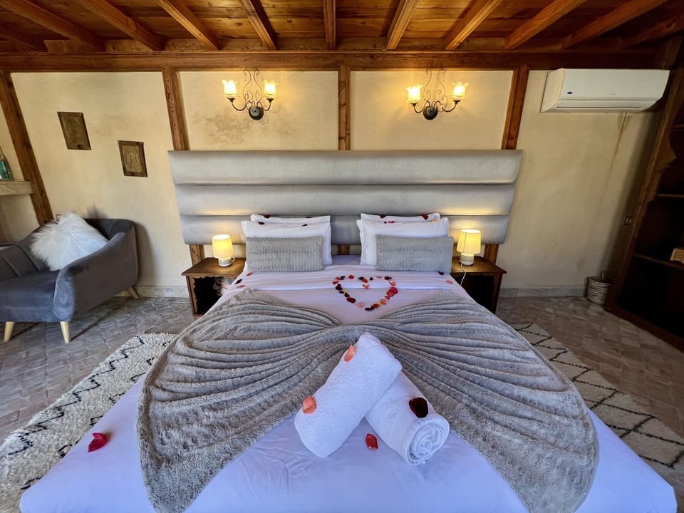Comfort Suite, 1 King Bed, Non Smoking, Mountain View | Premium bedding, in-room safe, desk, blackout drapes