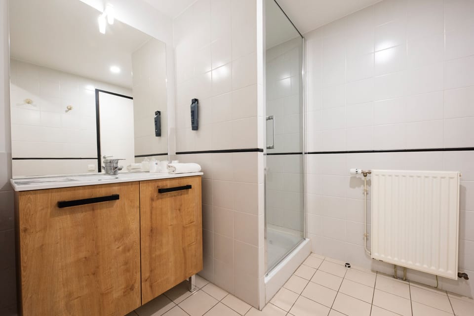 Room, 4 Bedrooms, Connecting Rooms | Bathroom | Shower, towels