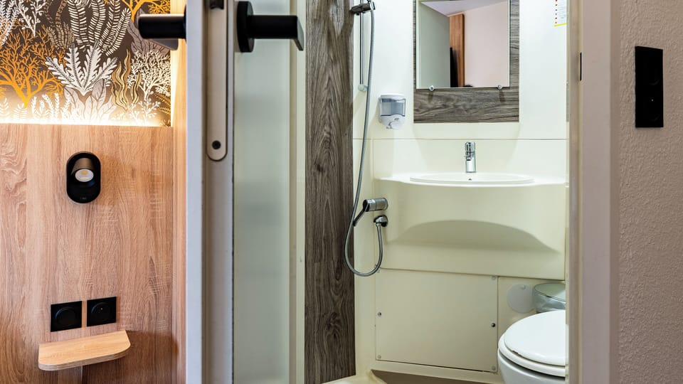 Shower, free toiletries, towels