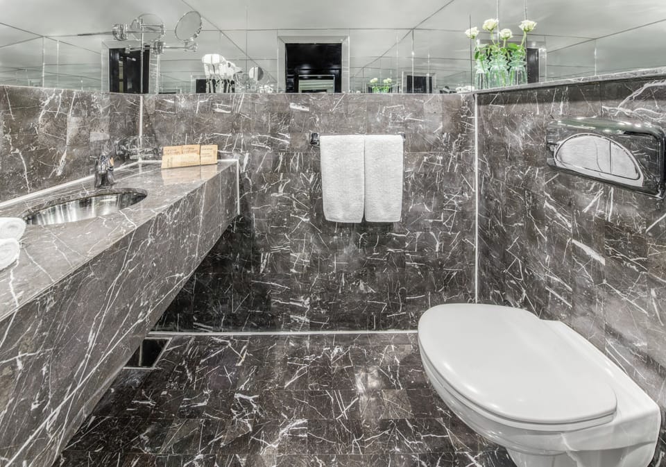 Combined shower/tub, hair dryer, bathrobes