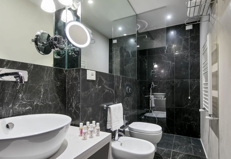 Junior Studio Suite | Bathroom | Free toiletries, hair dryer, slippers, bidet