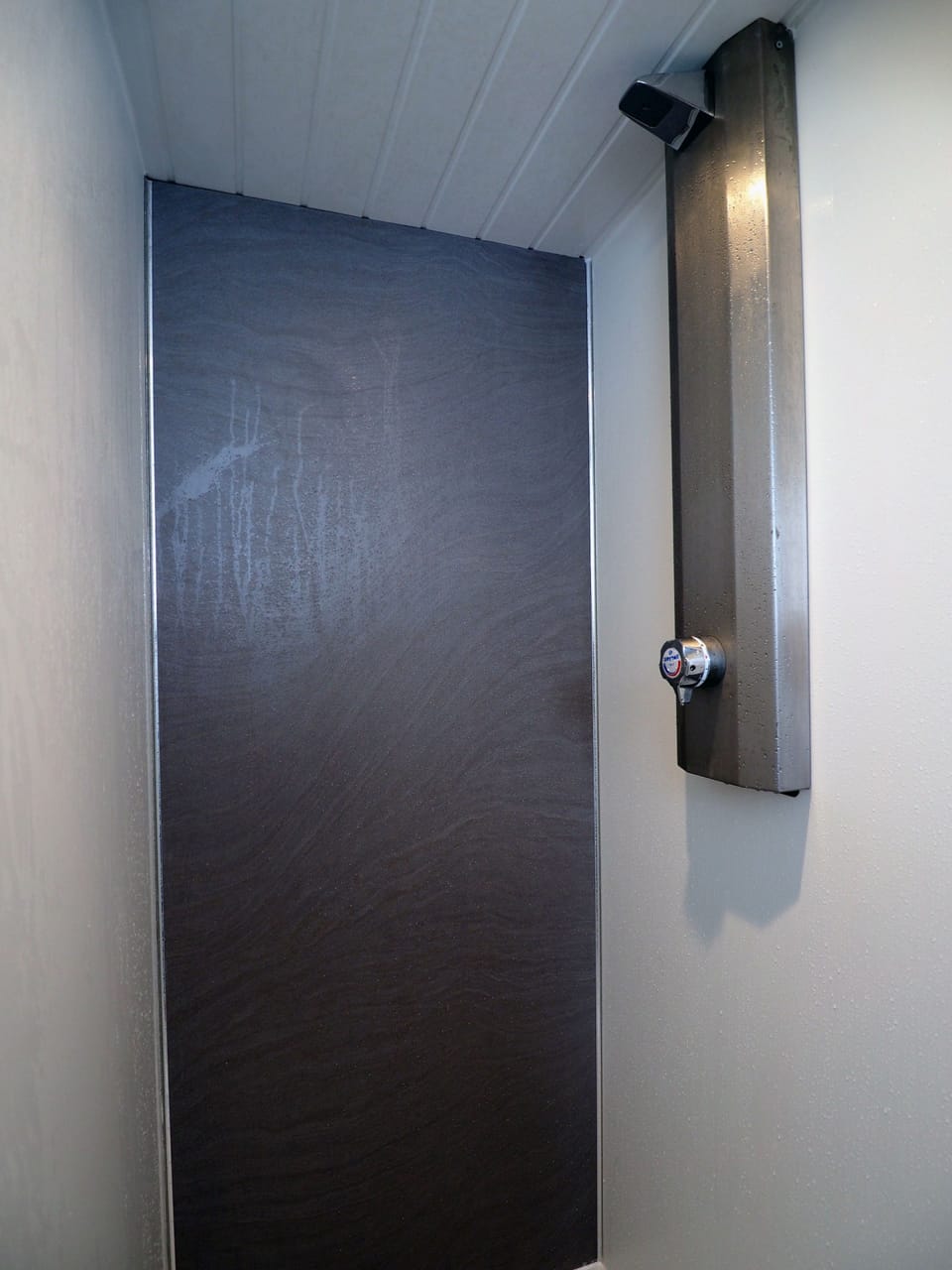 Bed in 4 Bed Mixed Dorm with Shared Bathroom | Bathroom | Shower, towels