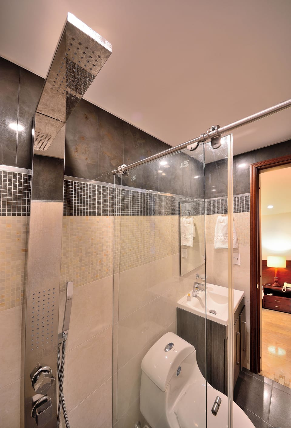 Executive Superior | Bathroom | Shower, hydromassage showerhead, hair dryer, towels