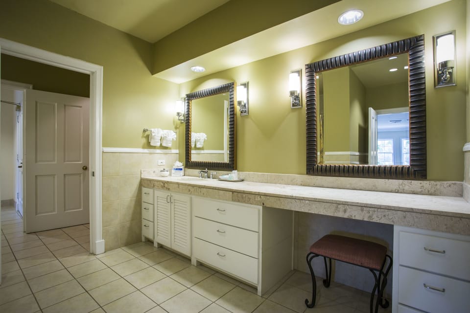 Deluxe Suite, 2 Queen Beds | Bathroom | Combined shower/tub, free toiletries, hair dryer, towels