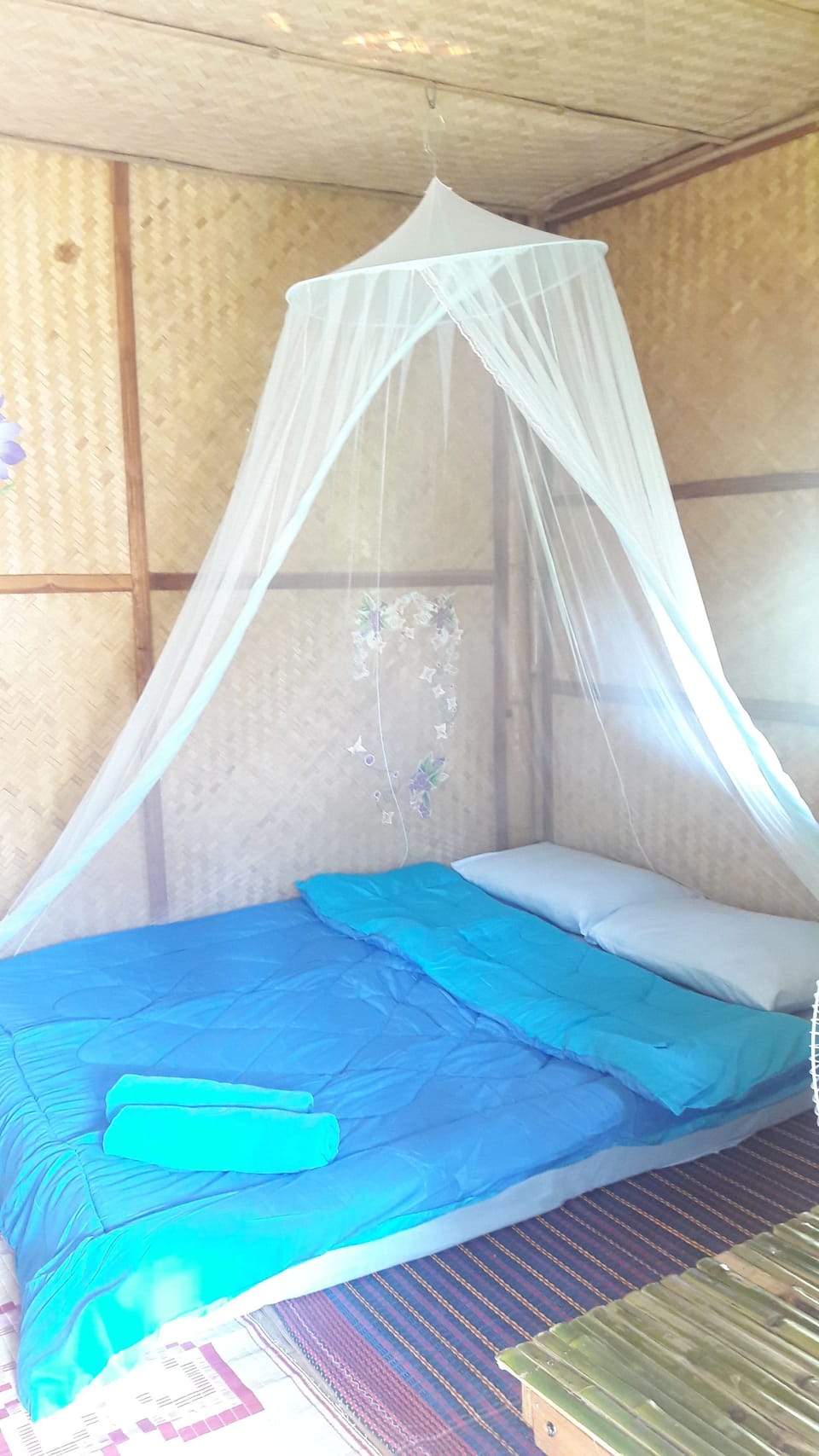 Hut Fan with Shared Bathroom | Desk, blackout drapes, free WiFi, bed sheets