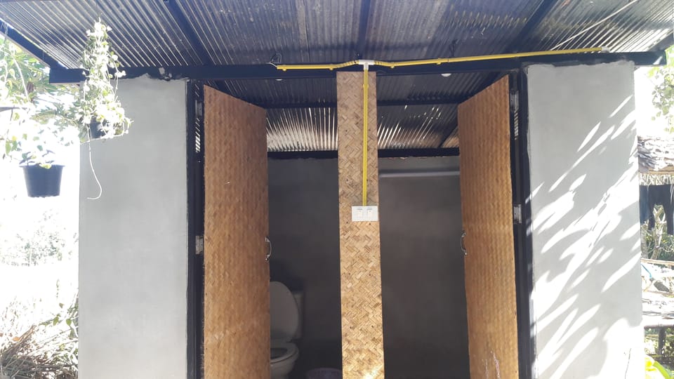 Hut Fan with Shared Bathroom | Bathroom | Free toiletries, towels