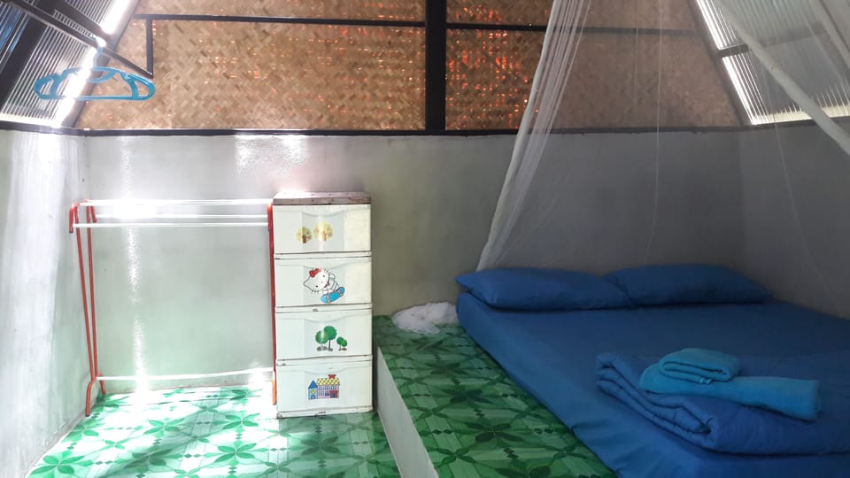 Hut Fan with Shared Bathroom | Desk, blackout drapes, free WiFi, bed sheets