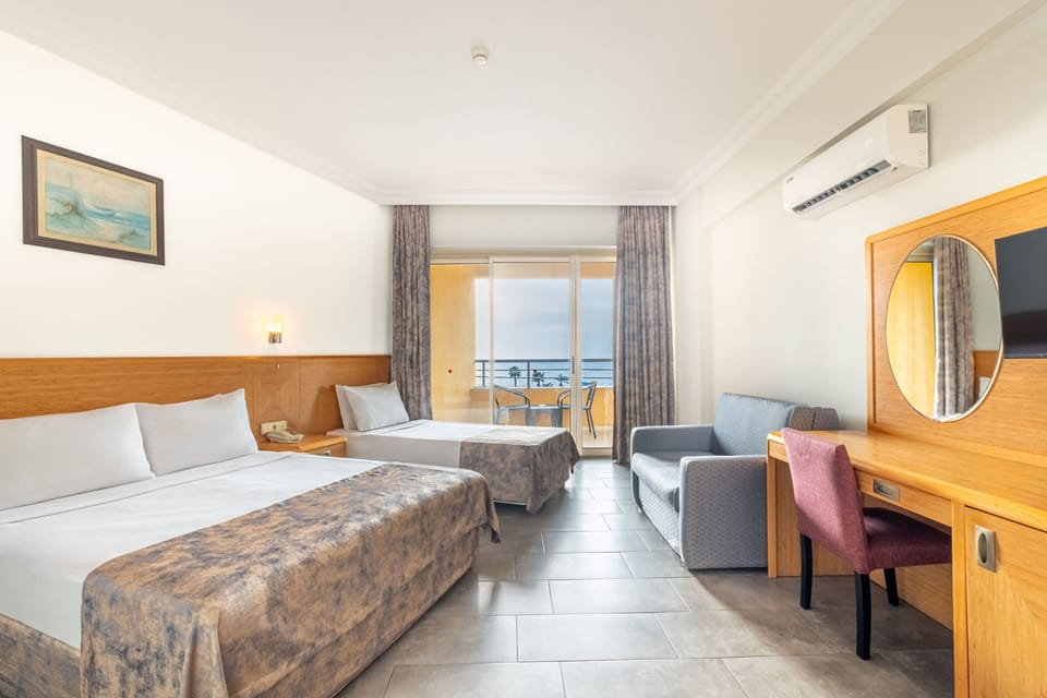 Minibar, WiFi, bed sheets