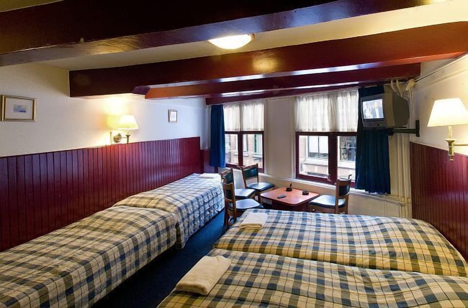 5 person room with shared bathroom | Free WiFi, bed sheets