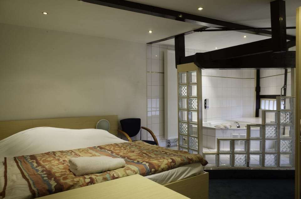 Double Room, Hot Tub | Desk, blackout drapes, free cribs/infant beds, rollaway beds