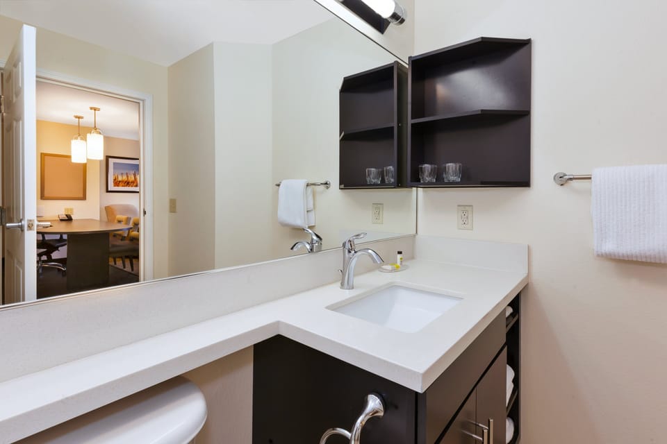 Combined shower/tub, free toiletries, hair dryer, towels