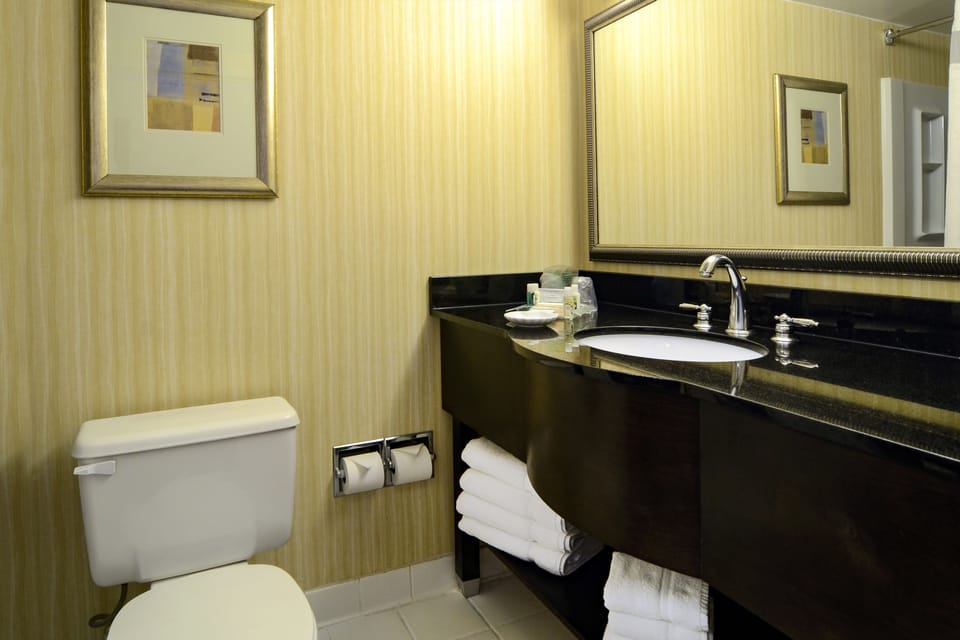 Combined shower/tub, hair dryer, towels
