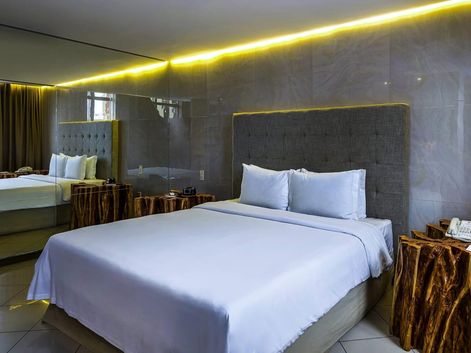 Deluxe Room, 1 King Bed | Premium bedding, pillowtop beds, minibar, in-room safe