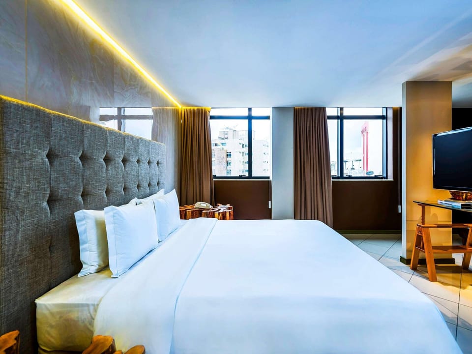 Deluxe Room, 1 King Bed | Premium bedding, pillowtop beds, minibar, in-room safe