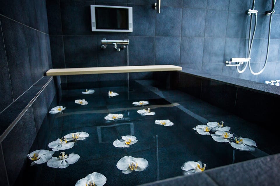 Family Suite, Twin Room (Maisonette) | Bathroom | Separate tub and shower, deep soaking tub, free toiletries, hair dryer