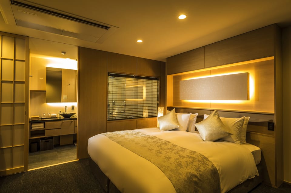 Superior Double Room, 1 King Bed | 1 bedroom, premium bedding, in-room safe, desk