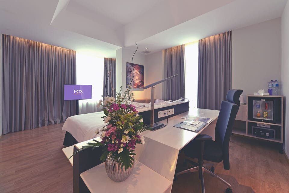 Executive Room | Minibar, in-room safe, desk, laptop workspace