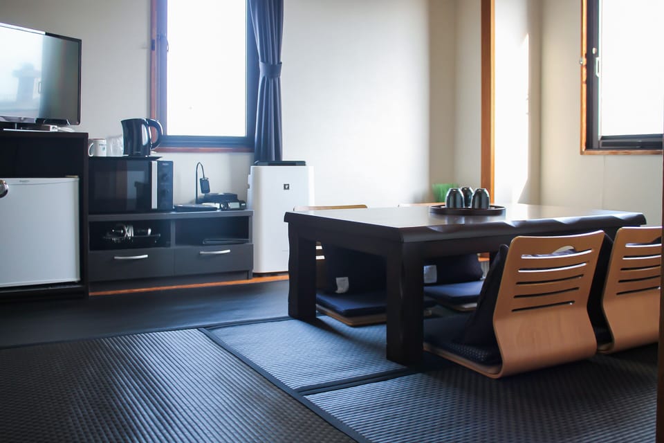 Blackout drapes, free WiFi, bed sheets