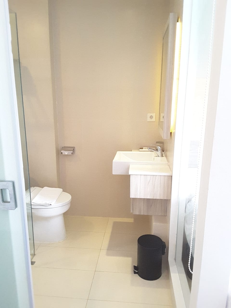 Shower, rainfall showerhead, free toiletries, slippers
