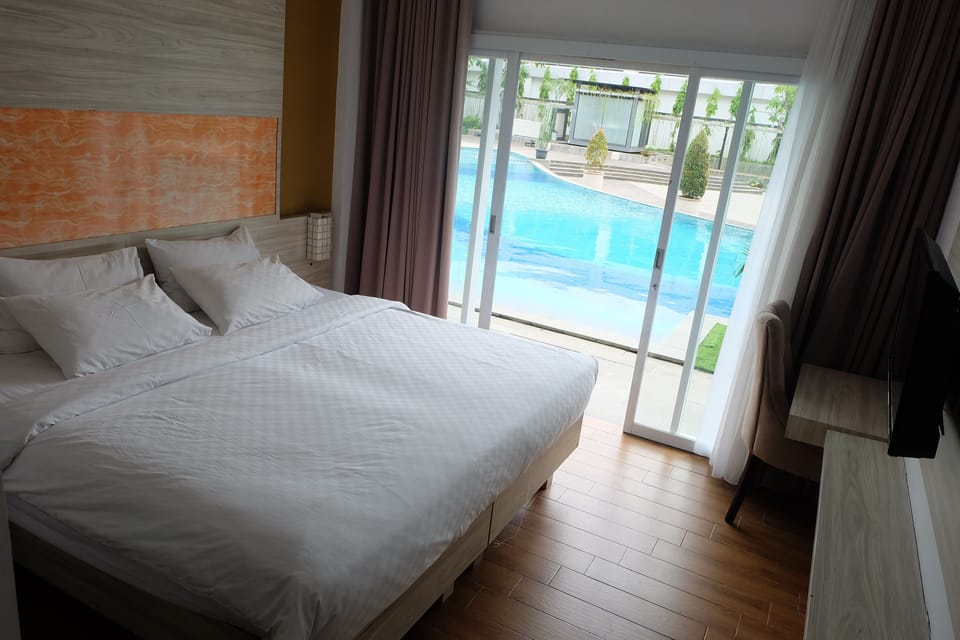 Deluxe Room, Pool Access | In-room safe, desk, blackout drapes, soundproofing
