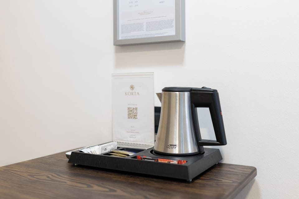 Studio Suite, Balcony, Courtyard View | Private kitchen | Electric kettle, highchair