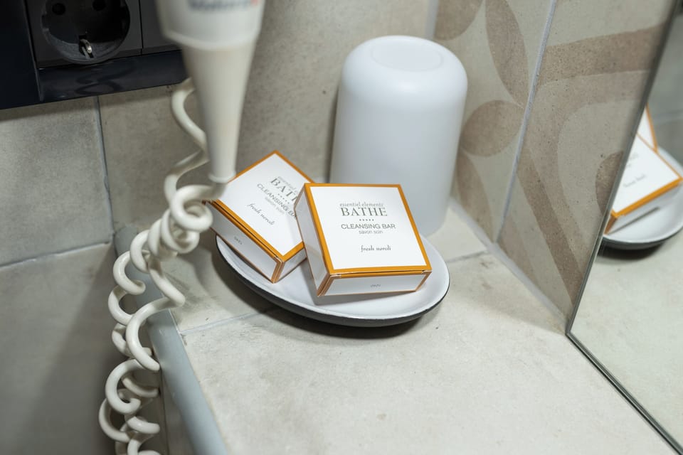 Studio Suite, Balcony, Courtyard View | Bathroom | Shower, free toiletries, hair dryer, towels