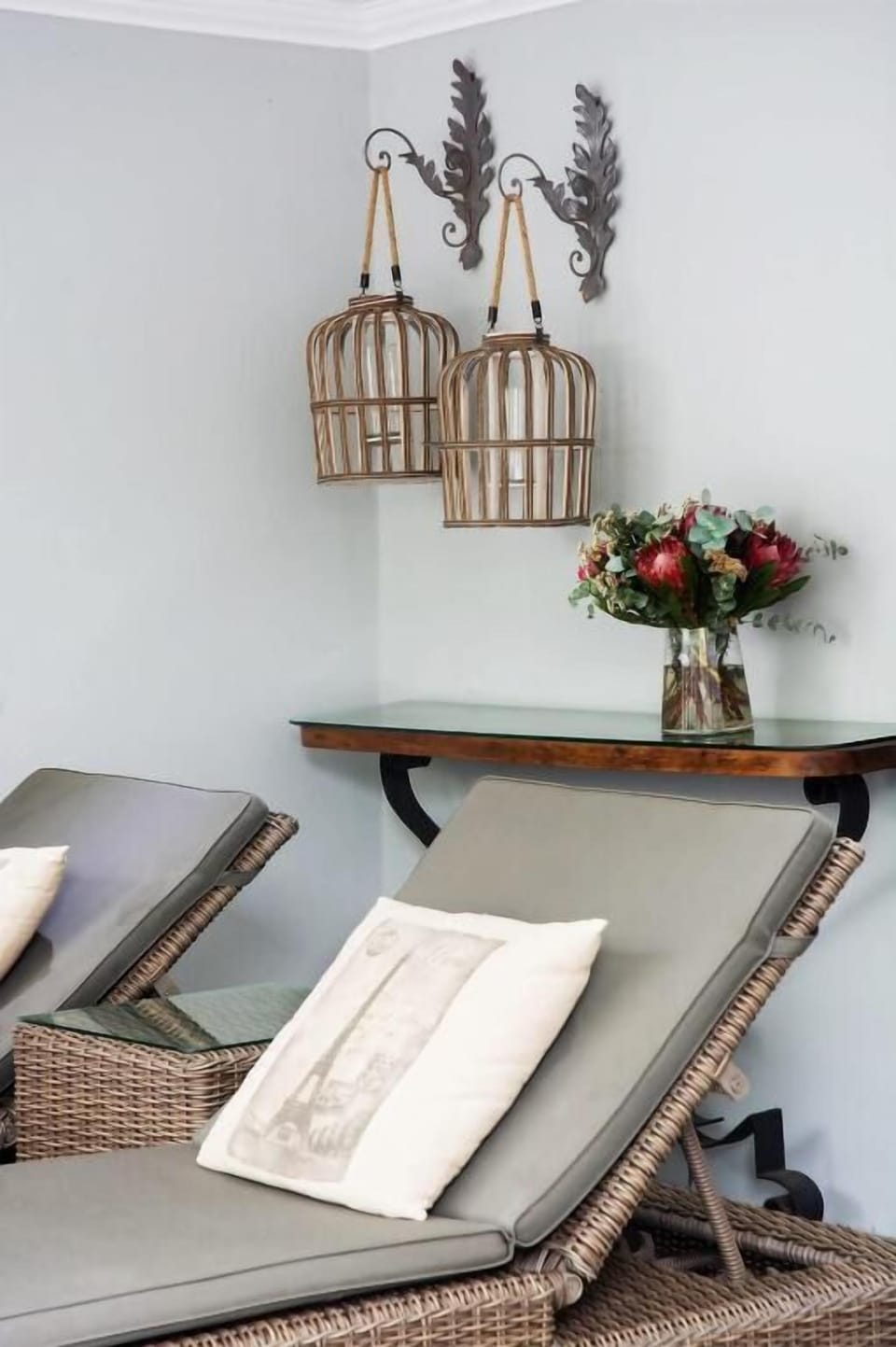 Luxury Apartment, Multiple Beds | Living area | 40-inch flat-screen TV with cable channels, plasma TV, Netflix