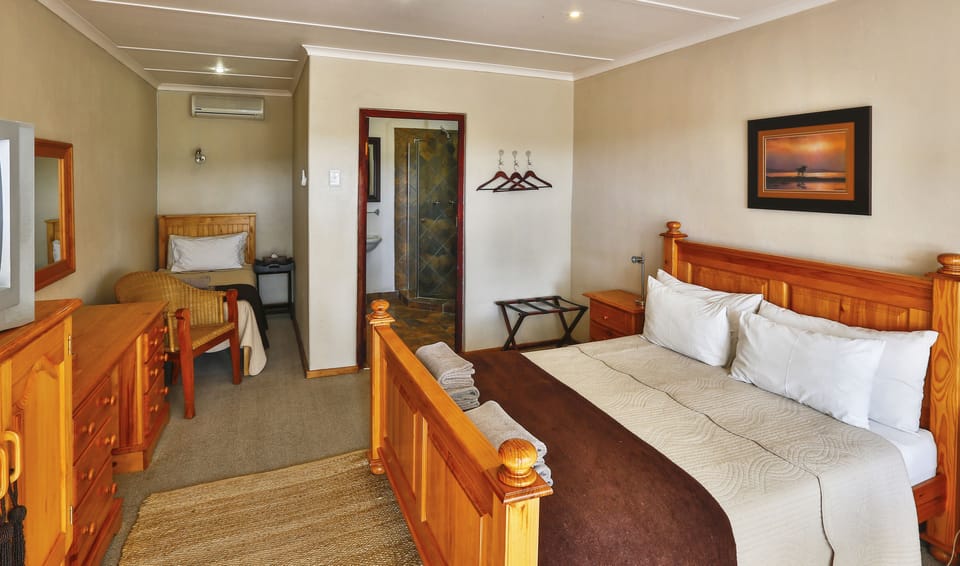 Comfort Room, 1 Bedroom (Olive Orchard Guest Room) | In-room safe, WiFi, bed sheets
