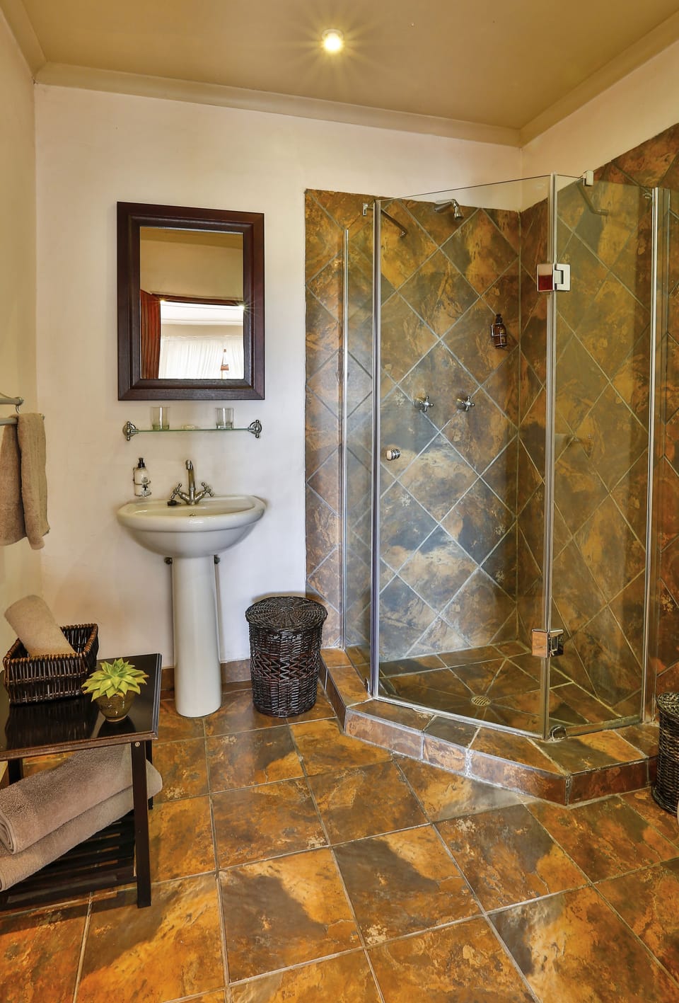 Comfort Room, 1 Bedroom (Olive Orchard Guest Room) | Bathroom | Combined shower/tub, free toiletries, towels