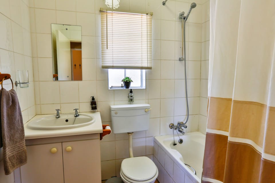 Family Chalet, 2 Bedrooms (Mountain View Self Catering Chalets ) | Bathroom | Combined shower/tub, free toiletries, towels