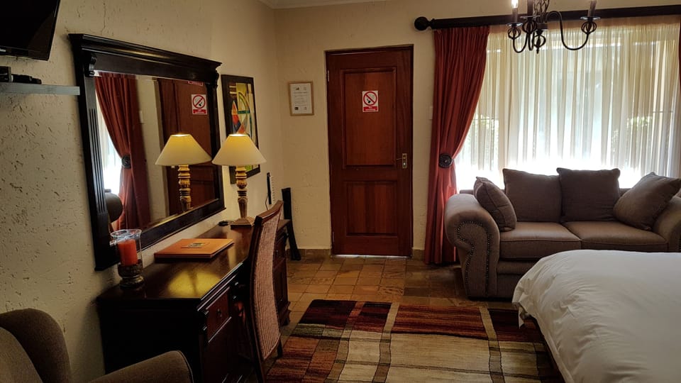 Deluxe Room (Twin or King Room) | Minibar, in-room safe, desk, iron/ironing board