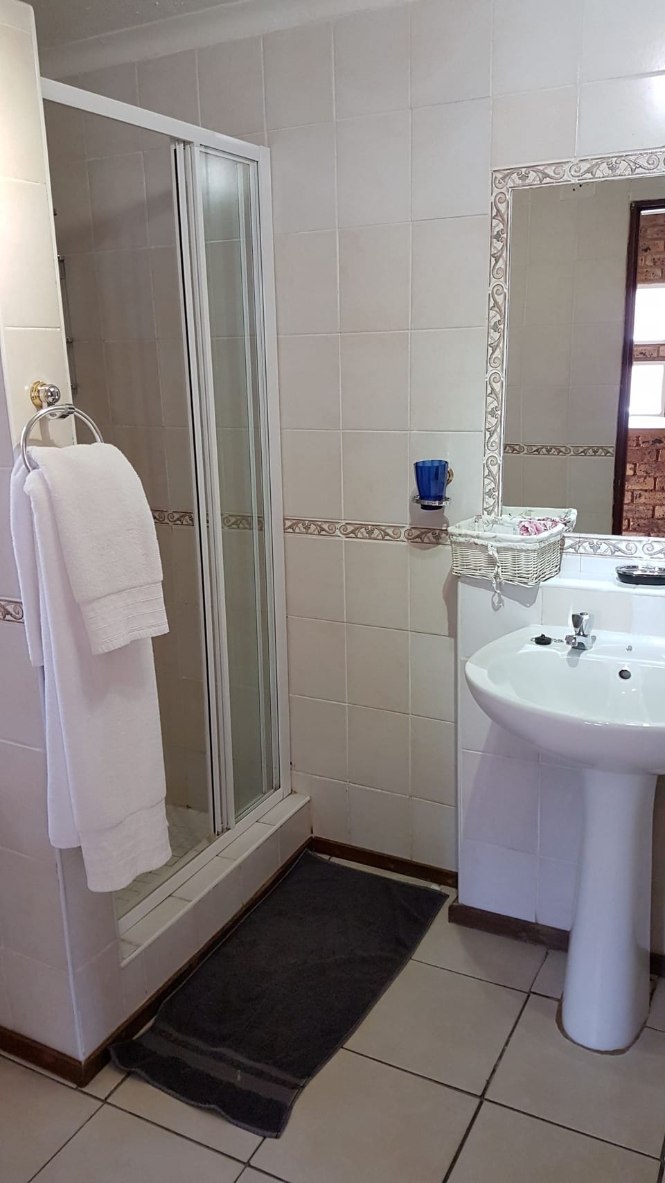 Deluxe Room (Double Room) | Bathroom | Free toiletries, towels