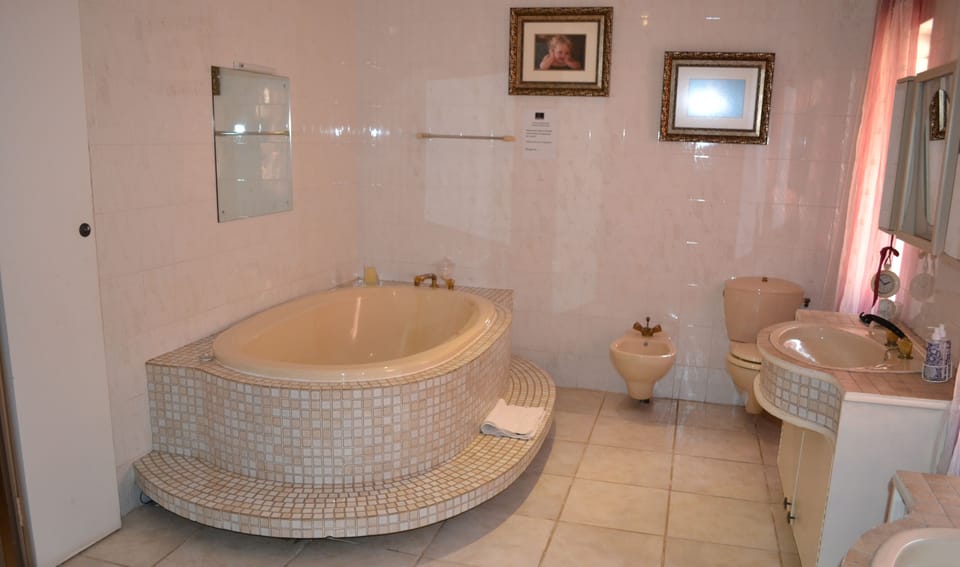 Group Room | Bathroom | Hair dryer, towels, soap, shampoo
