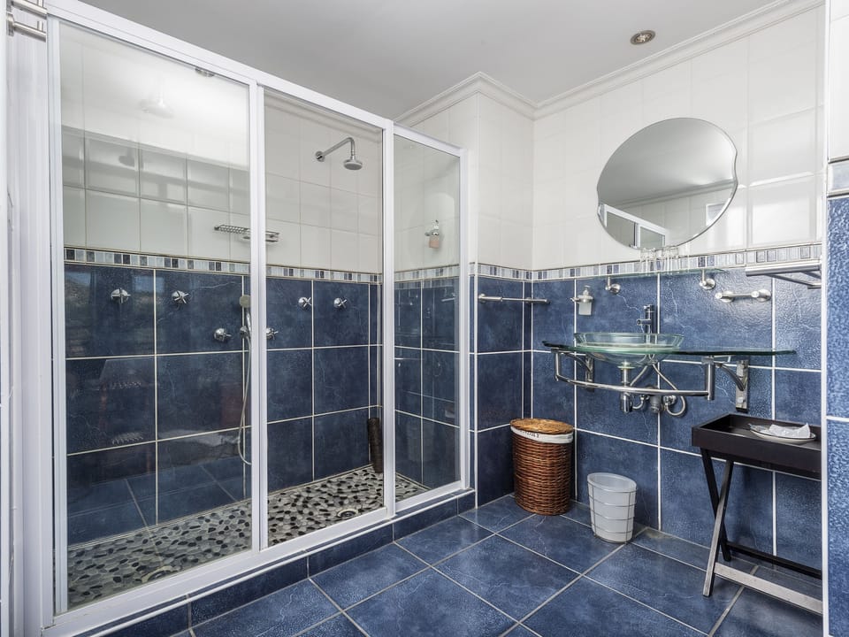 Superior Suite, 1 Bedroom (Afrika Suite ) | Bathroom | Free toiletries, hair dryer, towels