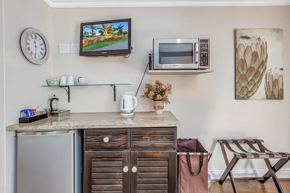 Deluxe Studio Suite | 1 bedroom, pillowtop beds, in-room safe, individually decorated