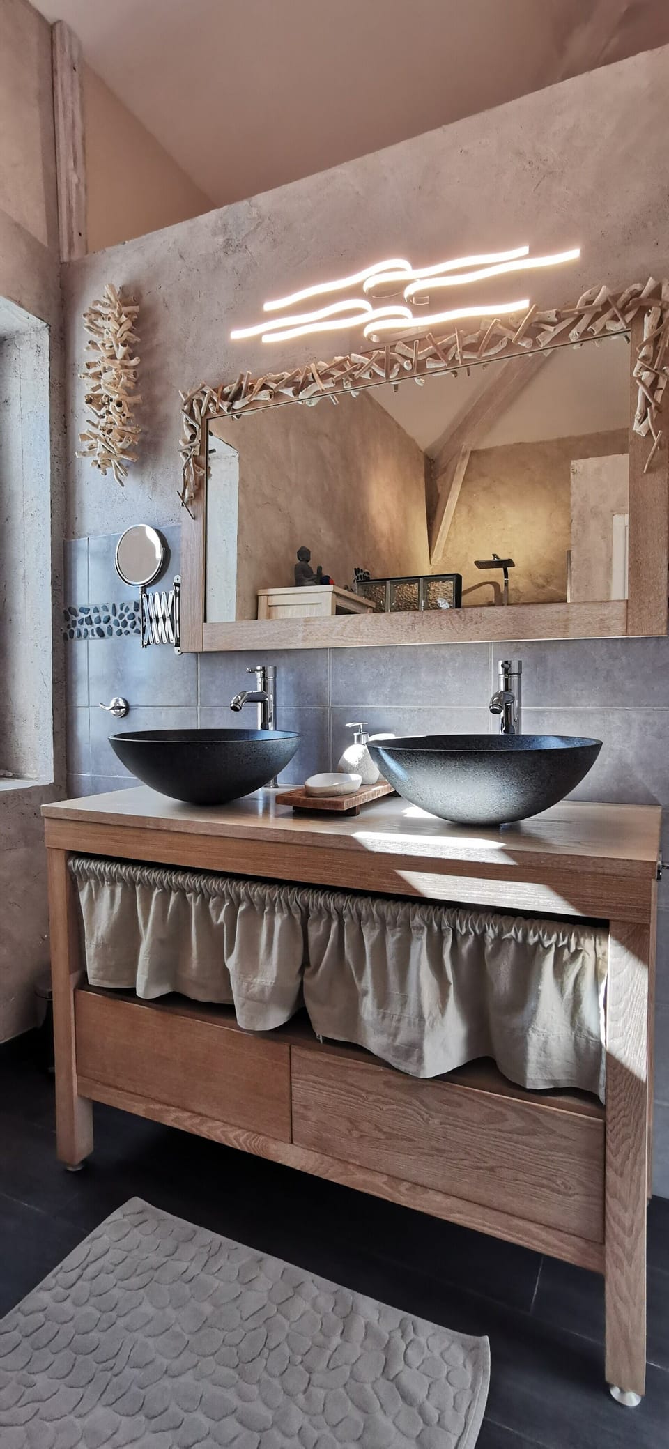 Deluxe Room (Zenitude) | Bathroom | Shower, rainfall showerhead, free toiletries, hair dryer