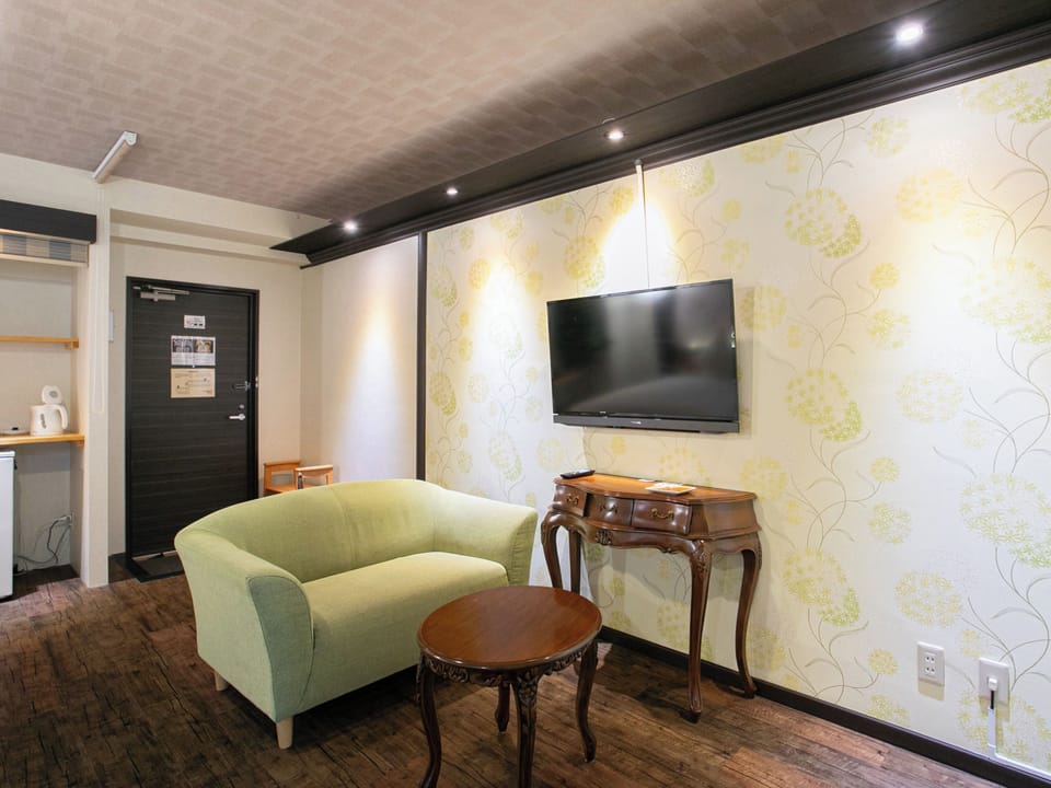 Deluxe Twin Room | In-room safe, desk, bed sheets