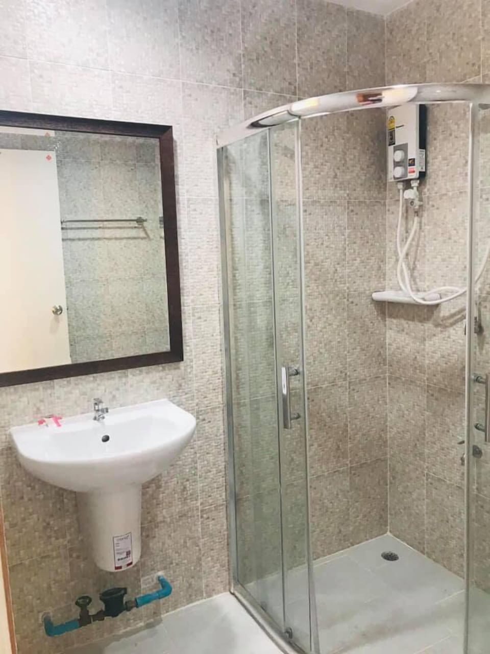 Standard Room | Bathroom | Shower, free toiletries, towels