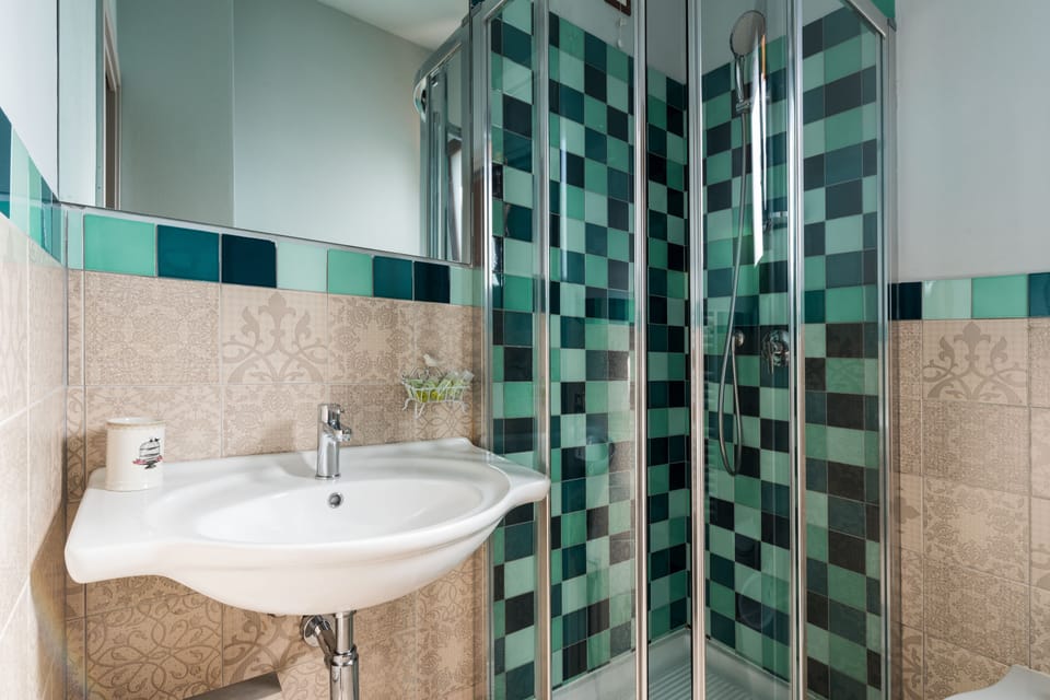 Double Room, Balcony | Bathroom | Rainfall showerhead, free toiletries, hair dryer, bidet