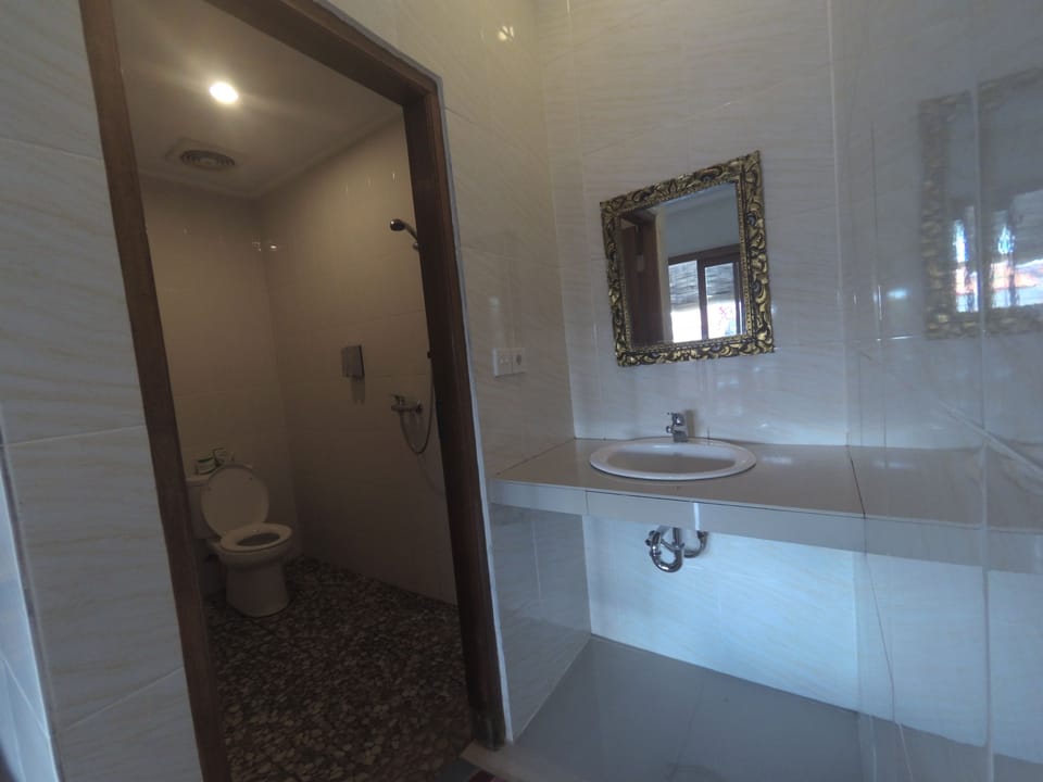 Standard Room, City View | Bathroom | Shower, free toiletries, towels