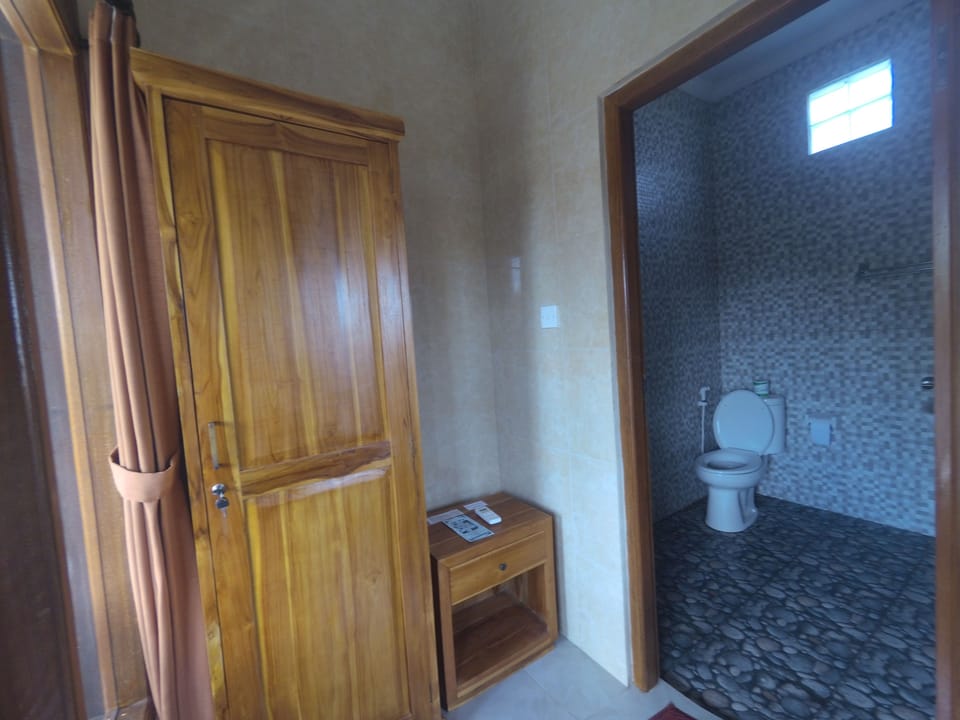 Shower, free toiletries, towels