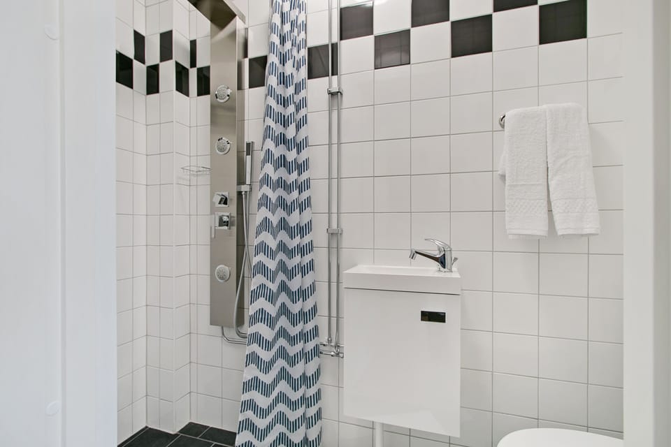 Shower, towels