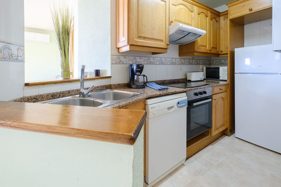 Apartment, 2 Bedrooms (6 people, 1st floor - nº 3) | Private kitchen | Coffee/tea maker, fridge, microwave, stovetop