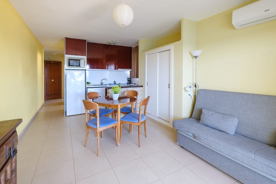 Apartment, 1 Bedroom (4 people, 4th floor - nº 16) | Blackout drapes, iron/ironing board, WiFi (free), bed sheets