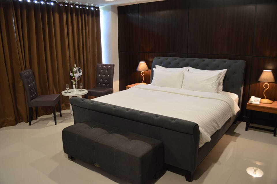 Presidential Suite | Desk, soundproofing, WiFi (free), bed sheets