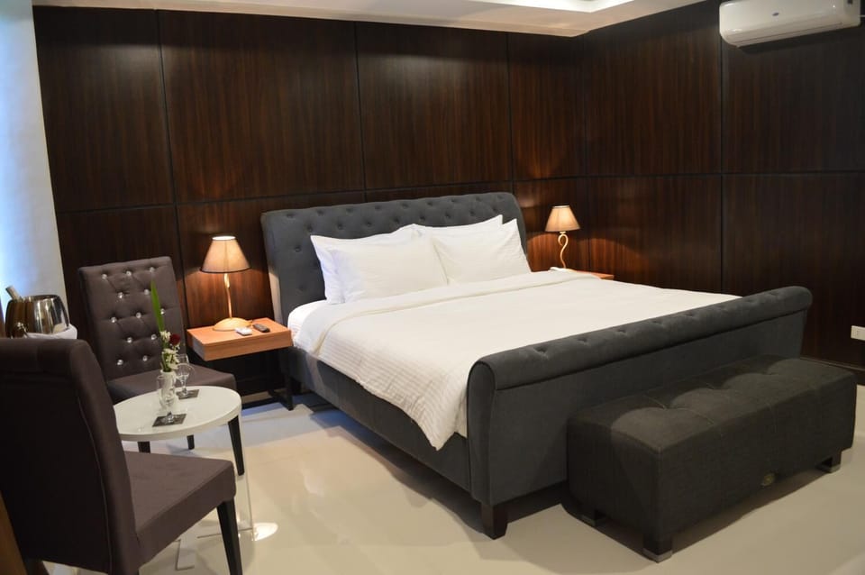 Desk, soundproofing, WiFi (free), bed sheets