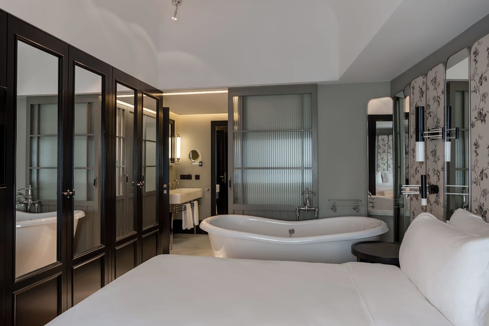 Suite Room | Minibar, in-room safe, desk, laptop workspace