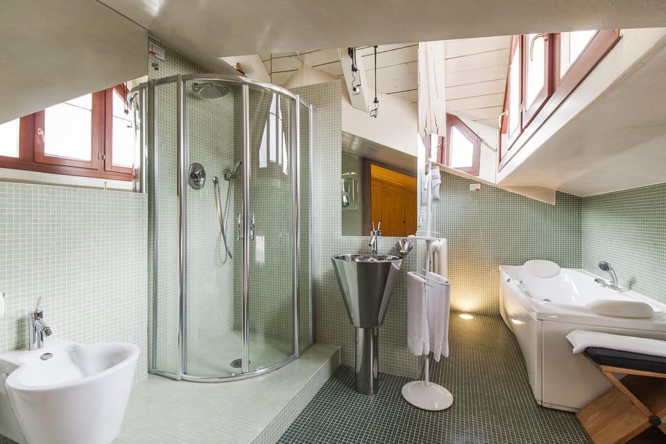 Deluxe Double Room | Bathroom | Shower, hair dryer, bidet, towels