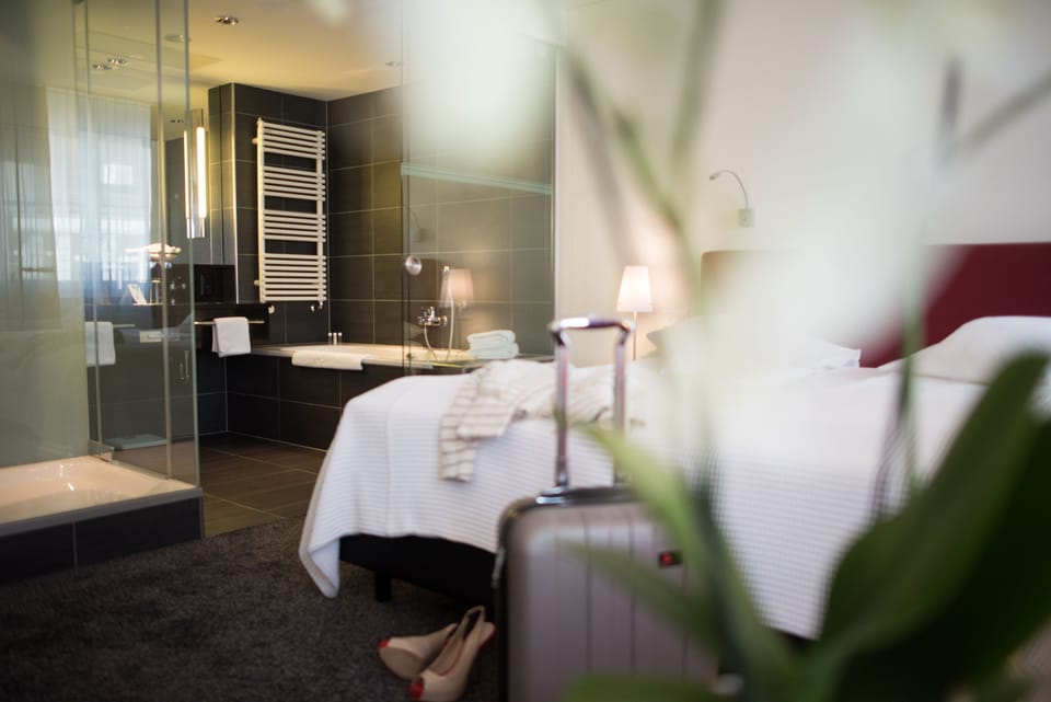 Superior Suite (Chic) | Bathroom | Free toiletries, hair dryer, bathrobes, slippers